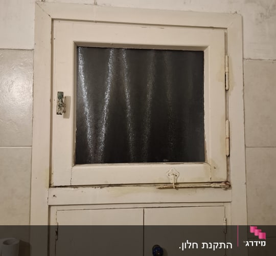 חלון עץ ישן עם פאנל זכוכית טקסטורה מטושטשת